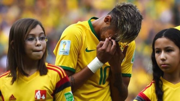 Trước trận đấu với Mexico, khi bài quốc ca hùng tráng của dân tộc vang lên, Neymar đã khóc nức nở vì quá xúc động. Hình ảnh cảm động của tiền đạo Neymar khiến hàng trăm triệu fan bóng đá trên khắp thế giới phải lặng thinh dõi theo.