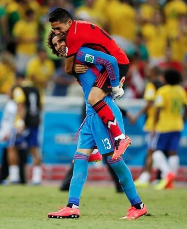 Tấm ảnh này được giới truyền thông đặt cho cái tên mỹ miều: "Guillermo Ochoa vác cả Mexico trên lưng".