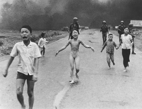Bức ảnh của Nick Ut với cô bé giữa khuôn hình - Kim Phúc - trần truồng, gào khóc với cánh tay gầy gò xương xẩu. Bức ảnh chạm đến trái tim của những người yêu hòa bình trên khắp thế giới và làm thay đổi nhận thức của nhiều người về cuộc chiến tranh ở Việt Nam.