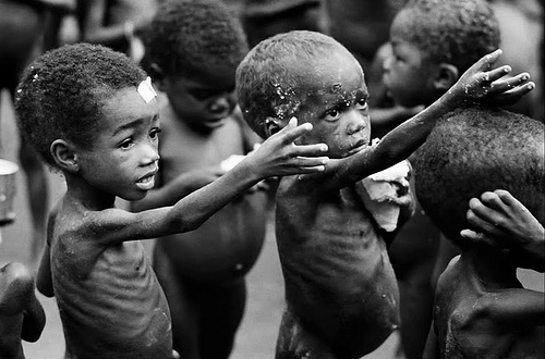 Những đứa trẻ gầy gò, đói khổ đang chìa tay chờ đợi được phát lương thực. Điều mà nhiều người không thể tưởng tượng được trong thế kỉ 21.