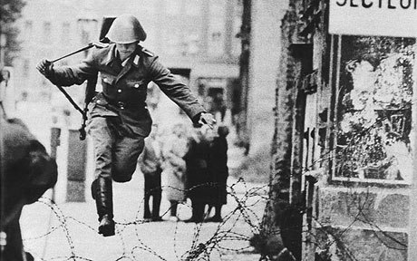 Bức ảnh chớp được khoảnh khắc một người lính liều mình nhảy qua hàng rào dây thép gai chia cắt Đông và Tây Berlin. Ảnh lột tả mức độ căng thẳng của Chiến tranh Lạnh vào đầu thập niên 60 của thế kỷ trước.