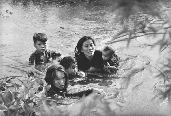 Bức ảnh chụp người mẹ dẫn con lội qua sông tránh bom Mỹ mang về cho tác giả Kyoichi Sawada giành Giải thưởng Ảnh báo chí thế giới năm 1965.