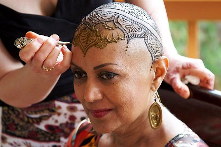 Nghệ thuật xăm hình lên đầu giúp bệnh nhân ung thư yêu đời hơn.