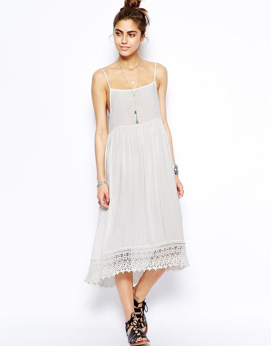 Với kiểu dáng mỏng manh chiếc đầm kiểu slip dress sẽ giúp bạn trông quyến rũ hơn. Giá: 78 euro tương đương khoảng 2,4 triệu đồng (Asos)