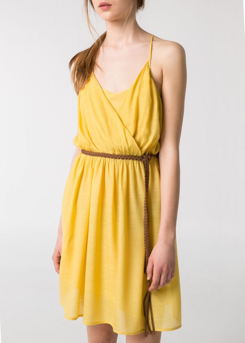 Đầm cổ chữ V, đắp chéo thân trên, tông màu vàng tạo cảm giác trẻ trung, hiện đại hơn. Giá: 1.499.000 đồng (Mango)
