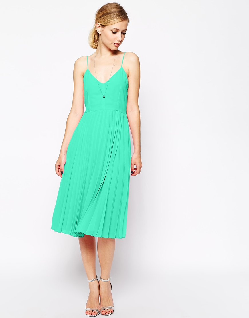 Nữ tính, mát mắt ngày hè với chiếc đầm xanh xếp ly. Giá: 42 euro tương đương khoảng 1,3 triệu đồng (Asos)