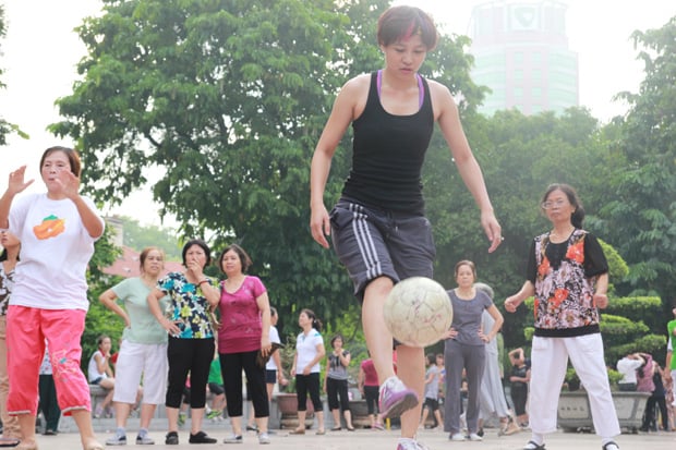 Một thành viên BTC "bật mí", rất có thể trong World Cup hồng, sẽ có một màn vừa nhảy Zumba, vừa... tâng bóng.