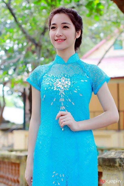 Sinh năm 1995, năm lớp 11 thì Hòa Minzy được bố mẹ cho theo học trường Cao đẳng Nghệ thuật Hà Nội.