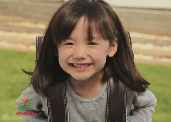 Mana Ashida gia nhập công ty giải trí từ năm ba tuổi. Bằng khả năng diễn xuất, cô bé ghi tên mình vào danh sách những diễn viên được yêu thích nhất Nhật Bản.
