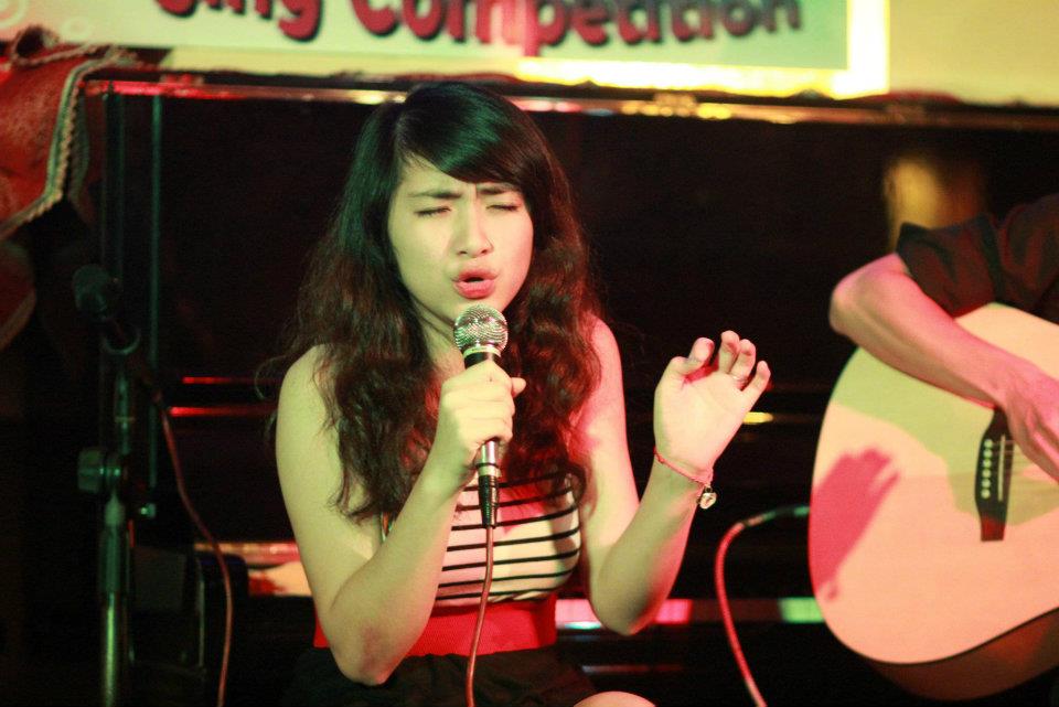 Hòa Minzy cũng là giọng ca được yêu thích ở một số quán cà phê nhạc sống dành cho giới trẻ Hà thành. Cô bạn cũng vừa trình làng một số video nhạc acoustic.