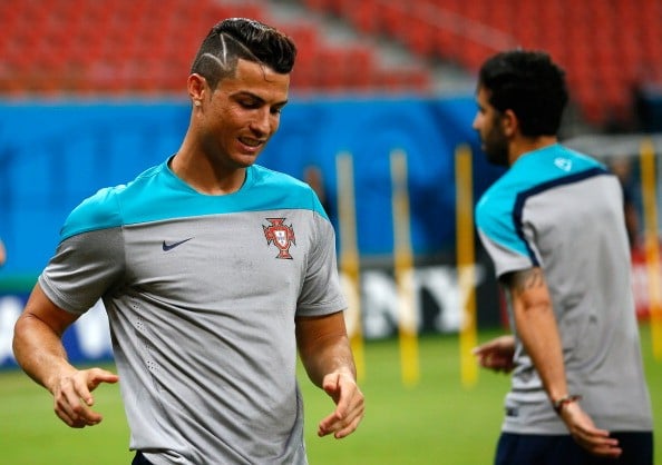 Trong buổi tập gần nhất của tuyển Bồ Đào Nha nhằm chuẩn bị cho trận cầu sống còn với Mỹ, Cristiano Ronaldo khiến mọi người bất ngờ với một kiểu tóc mới gọn gàng hơn hẳn so với hình ảnh có phần hơi "rũ rượi" của chính anh trong trận đấu với Đức.