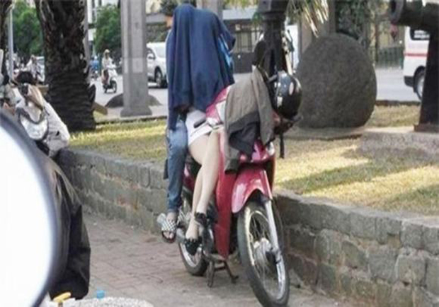 Cặp đôi này còn tranh thủ yêu đương nhau trên... xe máy.
