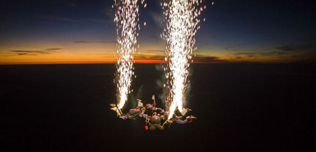 Những thành viên đội nhảy dù chuyên nghiệp Fastrax cho biết, họ cảm thấy mình giống như một ngôi sao băng khi rơi tự do giữa bầu trời với ngọn lửa ở chân.