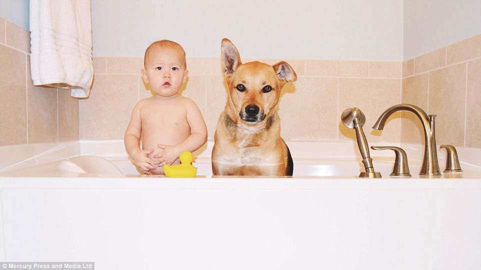 Carter và Toby cùng nhau tắm trong bồn như đôi bạn thân.