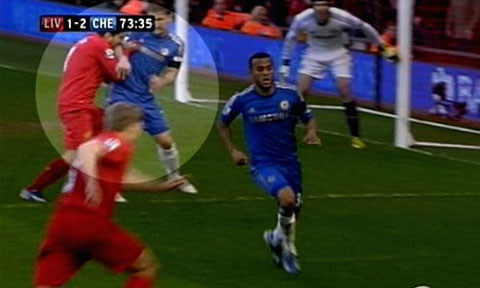 Mặc dù bị phạt nặng và phản ứng giận giữ của khán giả nhưng Suarez vẫn tiếp tục có hành vi cắn tay Ivanovic.