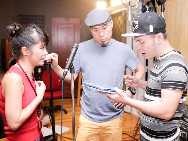 Trong khi đó, Hoàng Hải cũng tích cực tập cùng diva Hồng Nhung ca khúc 'Giọt sương trên mí mắt' với sự hỗ trợ của giám đốc âm nhạc Huy Tuấn.