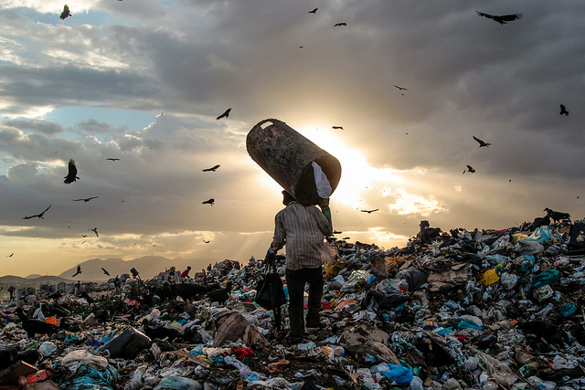 Bãi rác ngoài trời lớn nhất thế giới là Jardim Gramacho nằm ở thành phố Duque de Caxias, Brazil. Bãi rác này đã phải đóng cửa vào năm 2012.