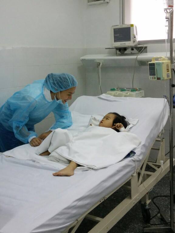Ngô Thanh Vân vào phòng phẫu thuật động viên các em bé trước cuộc mổ.