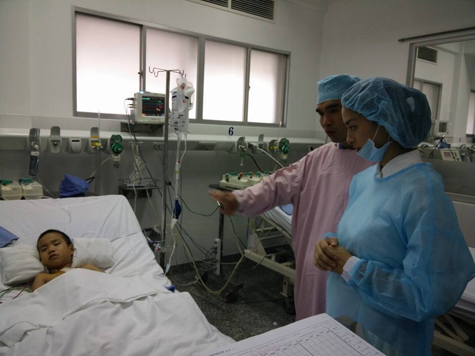 Đi đến giường bệnh nào, Ngô Thanh Vân cũng tham vấn thông tin bác sỹ kỹ càng.