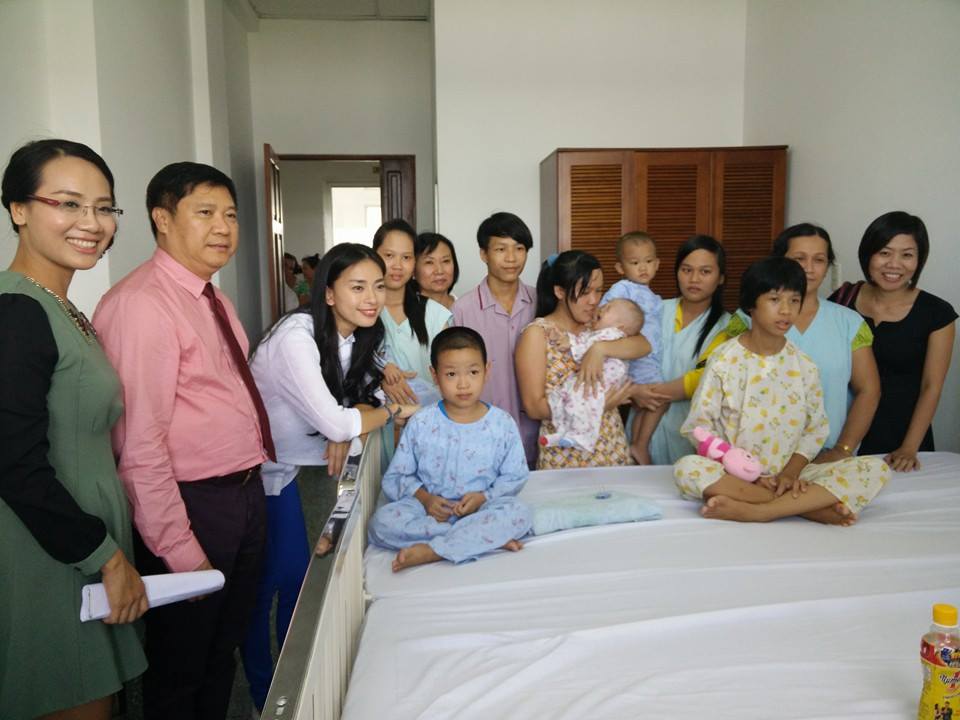 Ngô Thanh Vân bên cạnh các y bác sỹ và gia đình bệnh nhân.