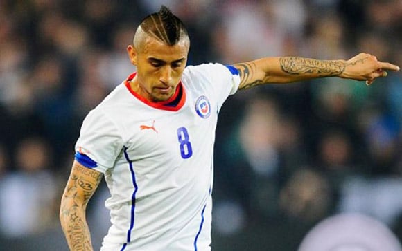 Arturo Vidal (Chile) với kiểu đầu mào gà, xung quanh cạo nhẵn thín.