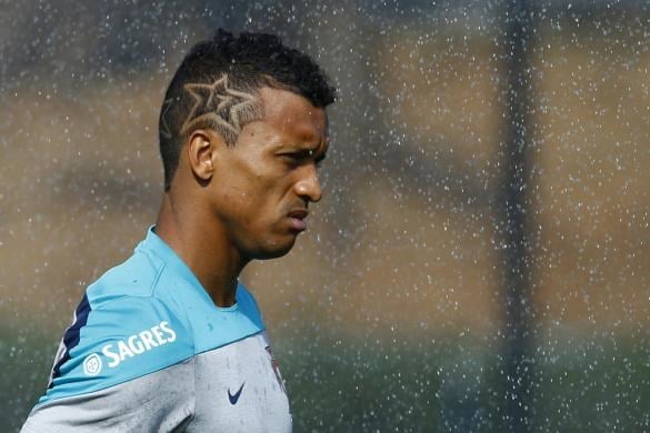 Luis Nani của đội tuyển Bồ Đào Nha thì yêu quý bản thân đến mức cạo tóc hình ngôi sao, ở giữa có số áo 17 quen thuộc của mình.