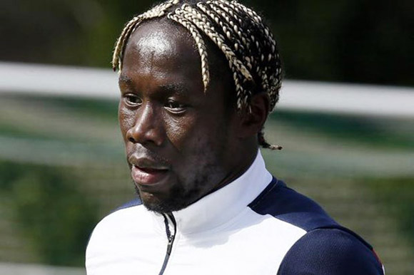 Bacary Sagna (Pháp) trông thật dị với kiểu tóc tết lại được nhuộm vàng.