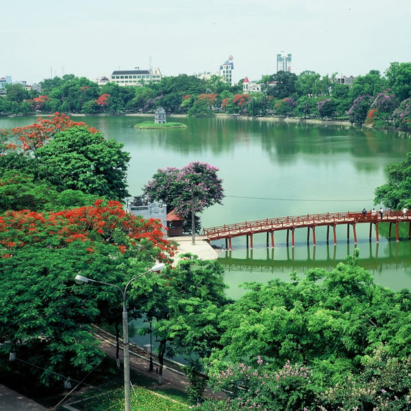 Hồ Hoàn Kiếm. Đẹp như một lẵng hoa giữa lòng thành phố, hồ Hoàn Kiếm là tấm gương lớn soi bóng la đà những cây cổ thụ, những rặng liễu thướt tha tóc rủ, những mái đền, chùa cổ kính, tháp cũ rêu phong...