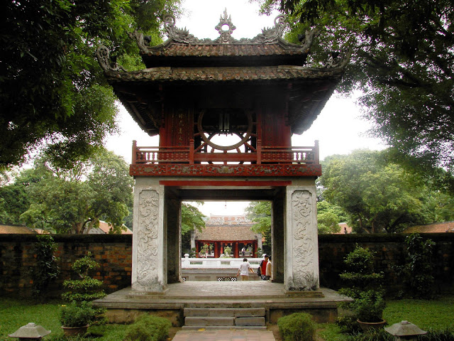 Văn Miếu - Quốc Tử Giám. Được xây dựng vào năm 1070 dưới thời vua Lý Thánh Tông, Văn Miếu Quốc Tử giám vẫn giữ được vẻ cổ kính với đặc điểm kiến trúc của nhiều thời đại.
