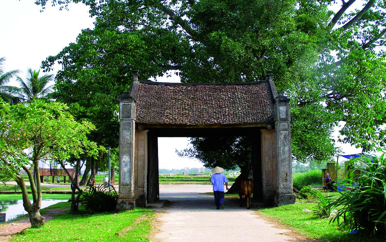 Làng cổ Đường Lâm vẫn giữ được hầu hết các đặc trưng cơ bản của một ngôi làng người Việt với cổng làng, cây đa, bến nước, sân đình, chùa, miếu, điếm canh, giếng nước, ruộng nước, gò đồi.