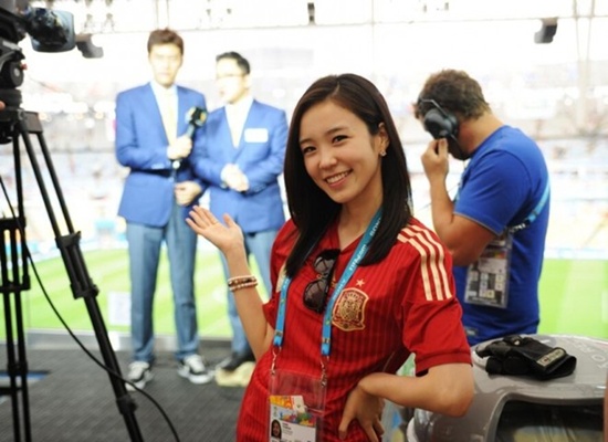 Jang Ye Won ( Hàn Quốc). Jang Ye Won - phóng viên thể thao của đài SBS (Hàn Quốc) đang khiến cộng đồng mạng chao đảo sau khi xuất hiện tại Brazil đưa tin mùa World Cup 2014.