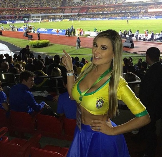 Andressa Urach (Brazil). Andressa Urach - nữ phóng viên thể thao người Brazil có lẽ là cái tên gây sốc nhất trong những người đẹp thể thao trên.Cô là một fan cuồng của Ronaldo và từng bị tống cổ khỏi sân vận động World Cup vì màn khoe ngực đầy phản cảm.