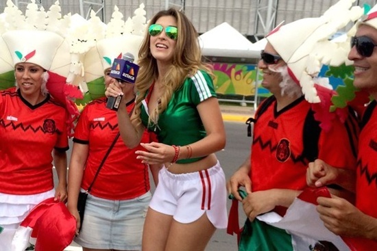Mariana Gonzalez (Mexico). Mariana Gonzalez, 27 tuổi, đang là phóng viên truyền hình của Mexico. Xuất hiện tại World Cup 2014, người đẹp cầm micro khiến tất thảy cổ động viên phải đứng ngồi không yên bởi sự nóng bỏng và quyến rũ trên mức bình thường.