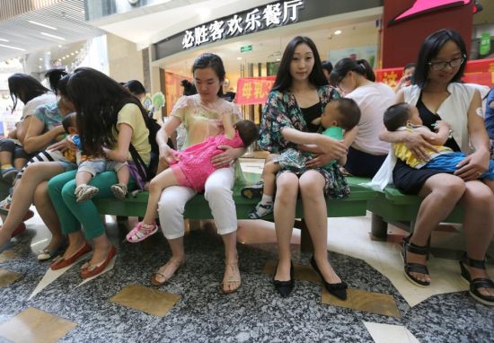 Hơn 30 bà mẹ đồng loạt cho con bú sữa mẹ tại thành phố Thanh Đảo.