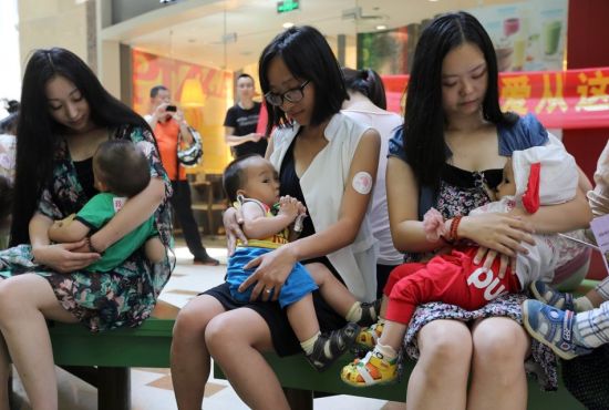 Theo số liệu thống kê ở Trung Quốc, tỷ lệ trẻ em dưới 6 tháng tuổi được bú sữa mẹ hoàn toàn giảm từ  67% vào năm 1998 xuống 27,6% vào năm 2008.