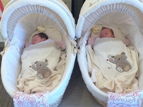 Hình ảnh vô cùng dễ thương của hai thiên thần nhỏ khi mới chào đời. Hồng Nhung đã đặt tên cho hai con song sinh của mình là Aidan và Lea, có tên thân mật ở nhà là Tôm và Tép.
