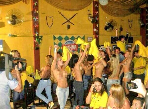 Trong một quán bar các cô gái này đã cởi hết áo để ăn mừng chiến thắng của Brazil.