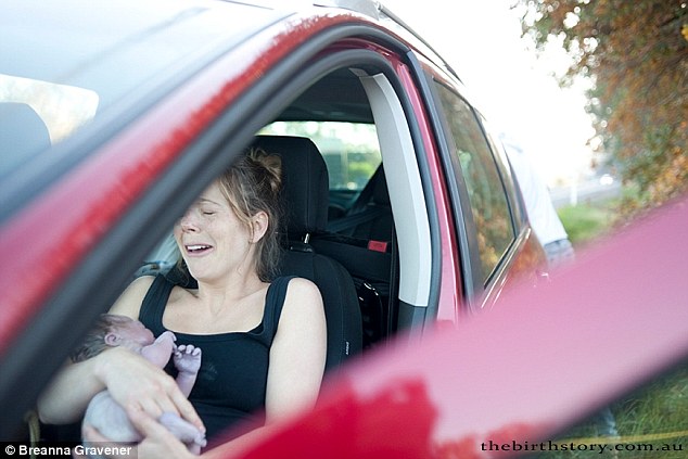 Cô Corinne Cinatl, 29 tuổi, chào đón cô con gái Matilda vừa chào đời tại ghế trước của xe ô tô.