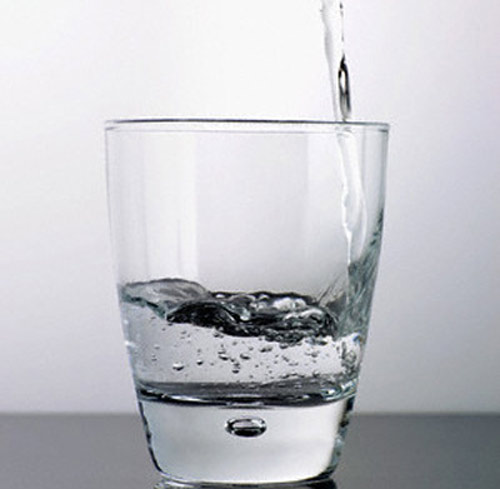 Nước: bạn cần phải bổ sung thói quen uống đủ nước mỗi ngày mà không cần phải gắng sức uống “lấy được”. Để cốc nước có thêm chút hương vị, hãy thử vắt chút chanh tươi, cam tươi, vài nhánh bạc hà hoặc mấy lát dưa chuột.