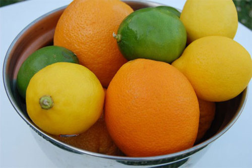 Nước cam, chanh chứa nhiều vitamin C, sắt, canxi… Thường xuyên uống nước cam, chanh không những làm da trắng sáng mà còn làm mờ dần sắc tố đen dưới da, từ đó loại trừ tàn nhang.
