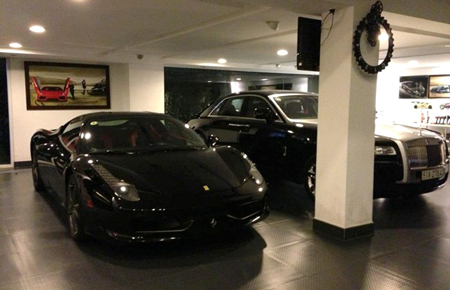 Bộ đôi siêu xe Ferrari 458 Italia và Rolls-Royce Ghost trong garage của Cường.
