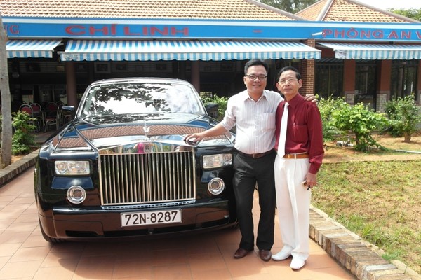Đại gia Lê Ân bên chiếc Rolls-Royce Phantom có giá gần 25 tỷ đồng.