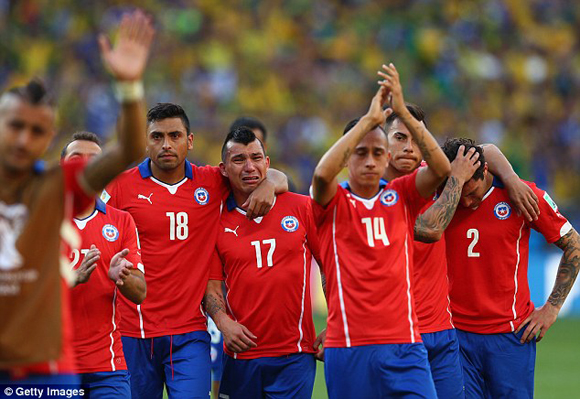 Vẫy tay cảm ơn người hâm mộ, chào World cup 2014 nhưng nước mắt vẫn không thôi rơi trên gương mmột cầu thủ Chile.
