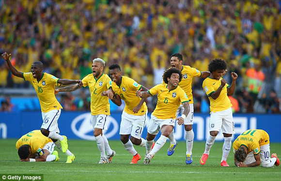 Trong khi đồng đội ăn mừng thì Neymar và Dani Alves đã gục xuống sân cỏ khóc vì quá hạnh phúc.