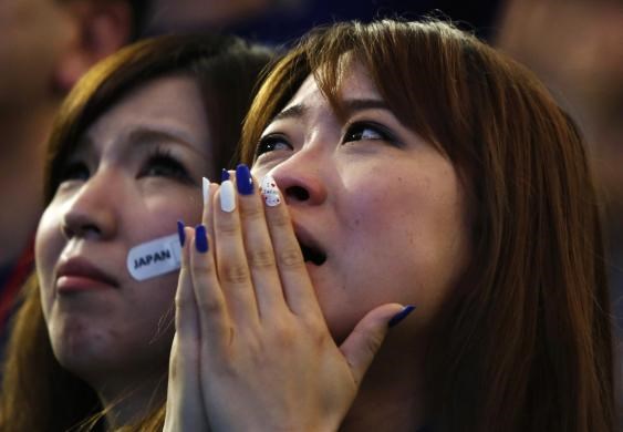 Nước mắt nuối tiếc của cổ động viên Nhật Bản khi đội bóng của họ thi đấu không như ý.