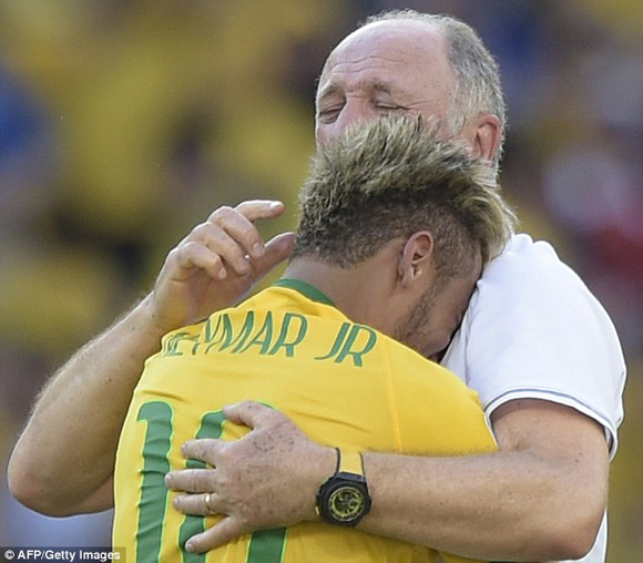 Nhưng sau đó đã ôm HLV Luiz Felipe Scolari và khóc như một đứa trẻ.