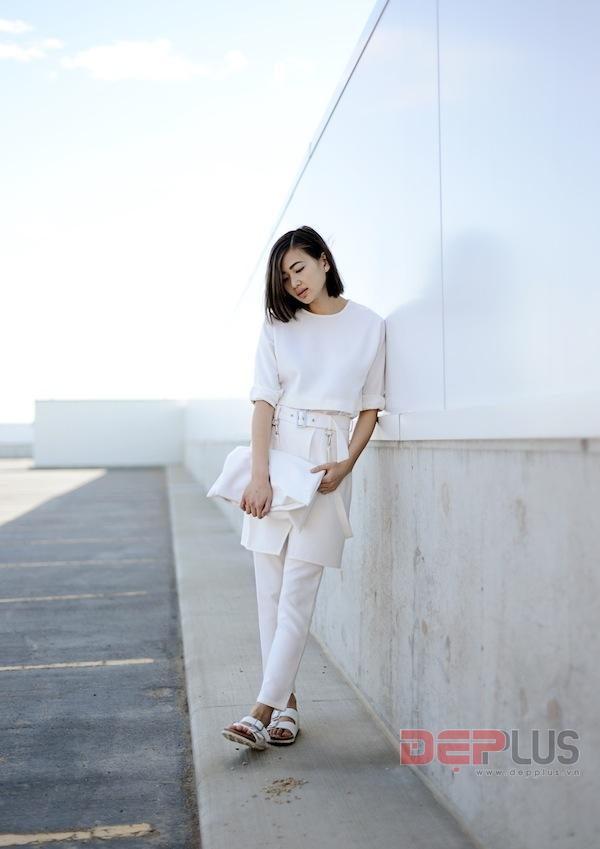 Một set đồ white on white với đôi hot trend buckle sandals sẽ dành cho cô nàng công sở thật cá tính.