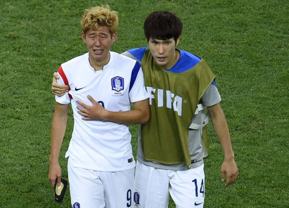 Tuyển thủ Hàn Quốc Son Heung-Min nức nở khóc sau khi để thua đáng tiếc trước đội tuyển Bỉ cho dù đã rất nỗ lực.
