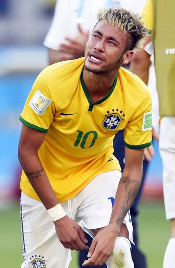 Sau chiến thắng nghẹt thở trước đội bóng láng giềng Chile tại vòng 1/8, Neymar đã òa khóc như một đứa trẻ. Đó là giọt nước mắt của sung sướng, hạnh phúc sau chiến thắng.