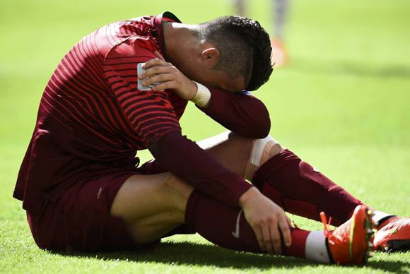 Ronaldo gần như suy sụp và khóc như mưa khi nỗ lực của mình không thể giúp Bồ Đào Nha giành tấm vé đi tiếp vào vòng trong.